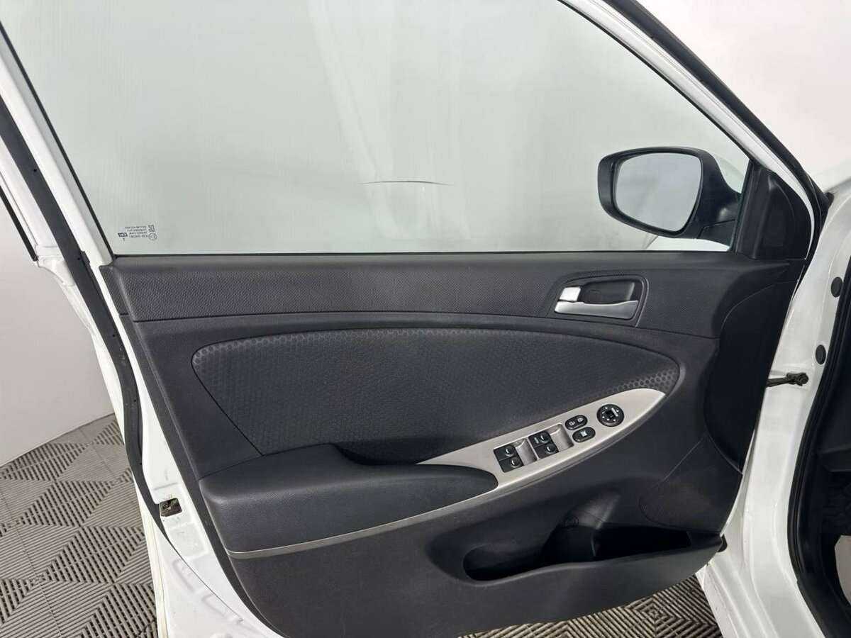 Купить Hyundai Solaris, 2016, 157 958 км, фото №8